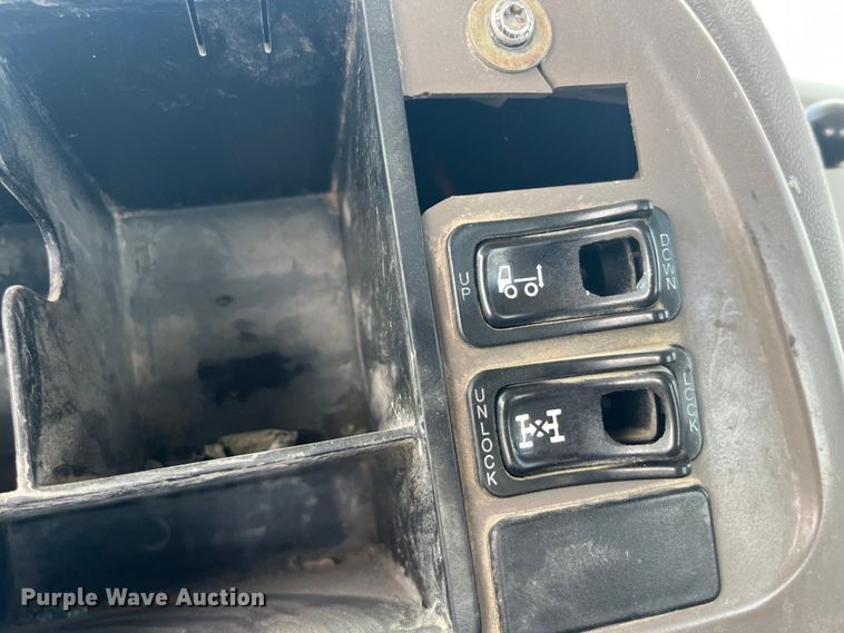 image for item EK8657 2007 Mack CXN613 semi truck