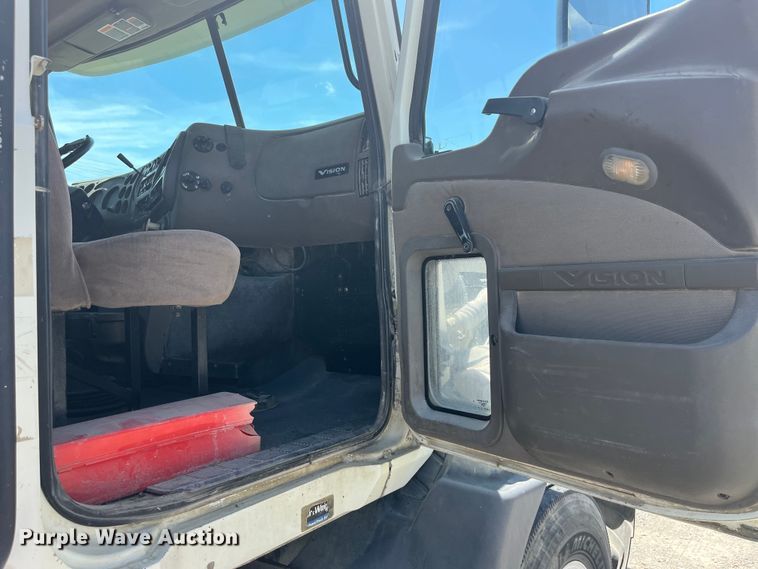 image for item EK8657 2007 Mack CXN613 semi truck