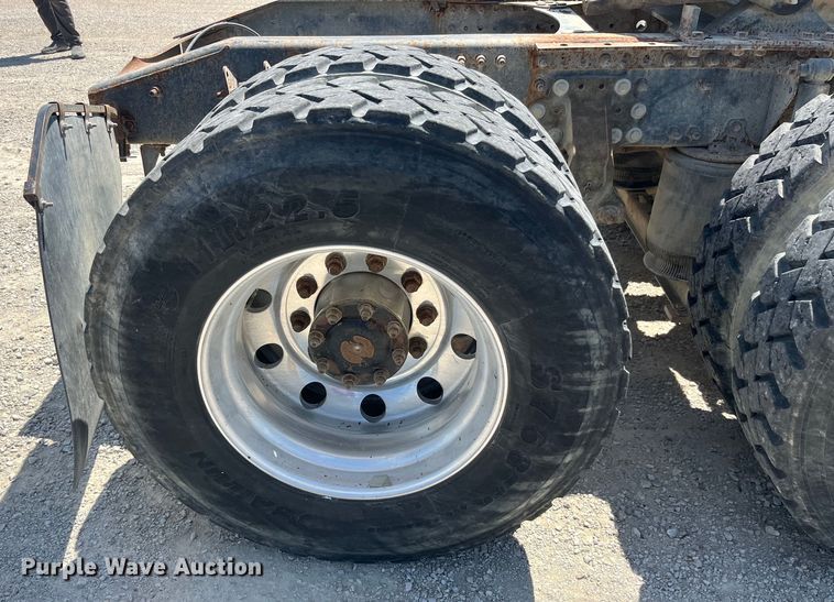 image for item EK8657 2007 Mack CXN613 semi truck