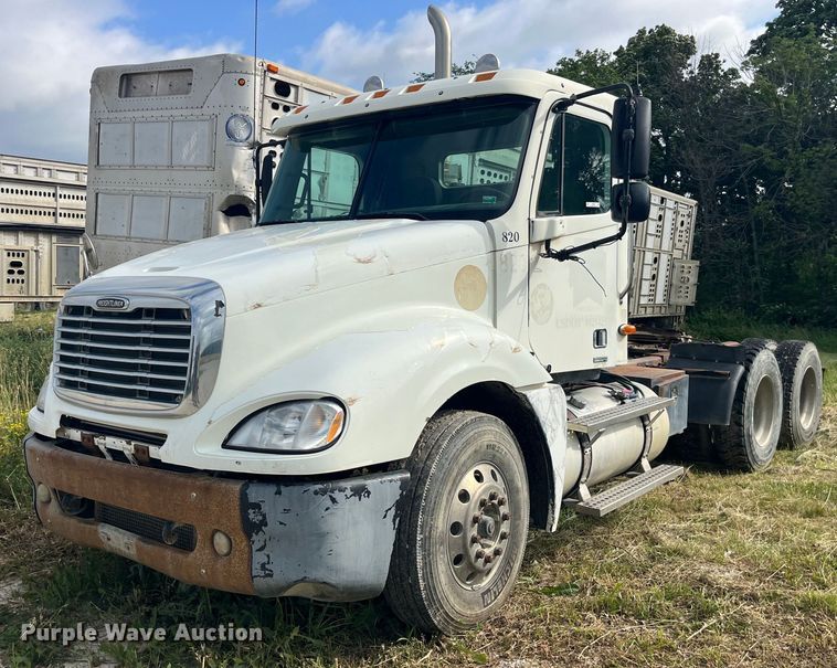 image for item EK8664 2003 Freightliner  Columbia semi truck