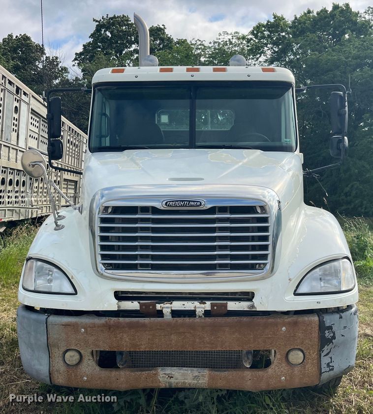 image for item EK8664 2003 Freightliner  Columbia semi truck