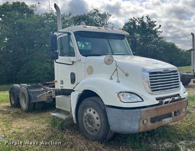 image for item EK8664 2003 Freightliner  Columbia semi truck