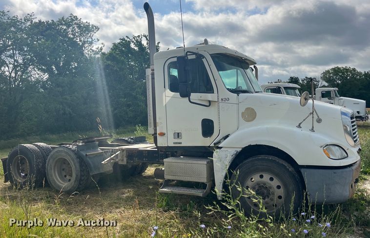 image for item EK8664 2003 Freightliner  Columbia semi truck