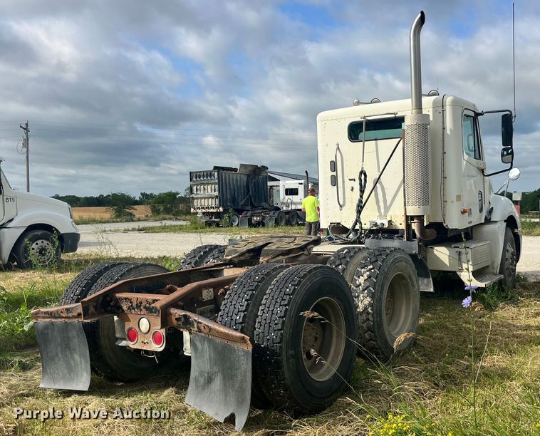 image for item EK8664 2003 Freightliner  Columbia semi truck