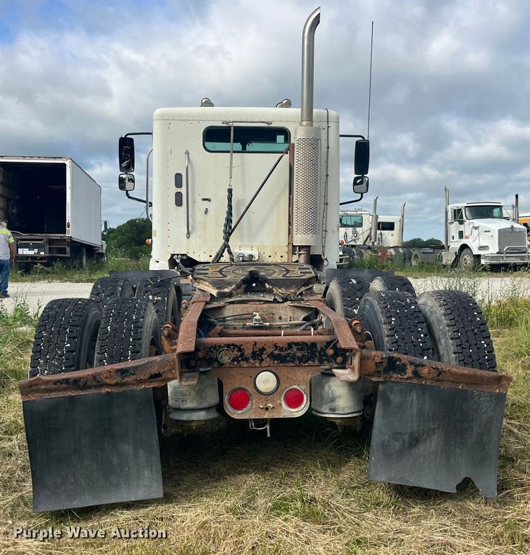 image for item EK8664 2003 Freightliner  Columbia semi truck