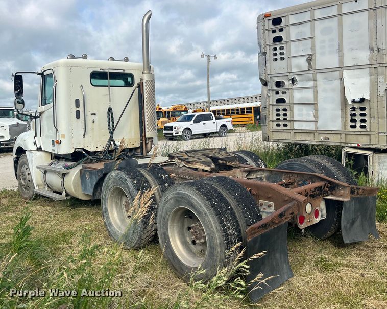 image for item EK8664 2003 Freightliner  Columbia semi truck