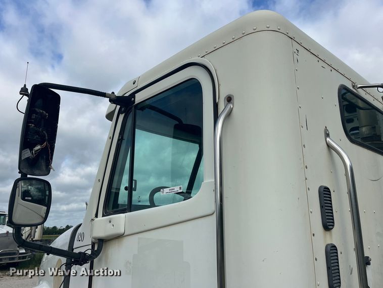 image for item EK8664 2003 Freightliner  Columbia semi truck