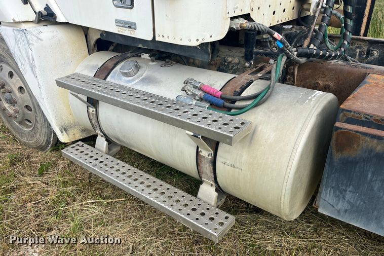 image for item EK8664 2003 Freightliner  Columbia semi truck