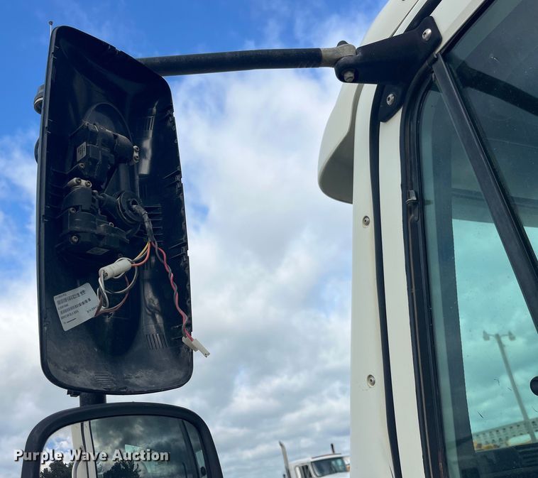 image for item EK8664 2003 Freightliner  Columbia semi truck