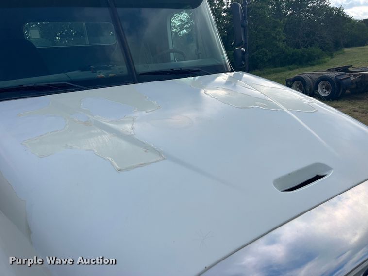 image for item EK8664 2003 Freightliner  Columbia semi truck