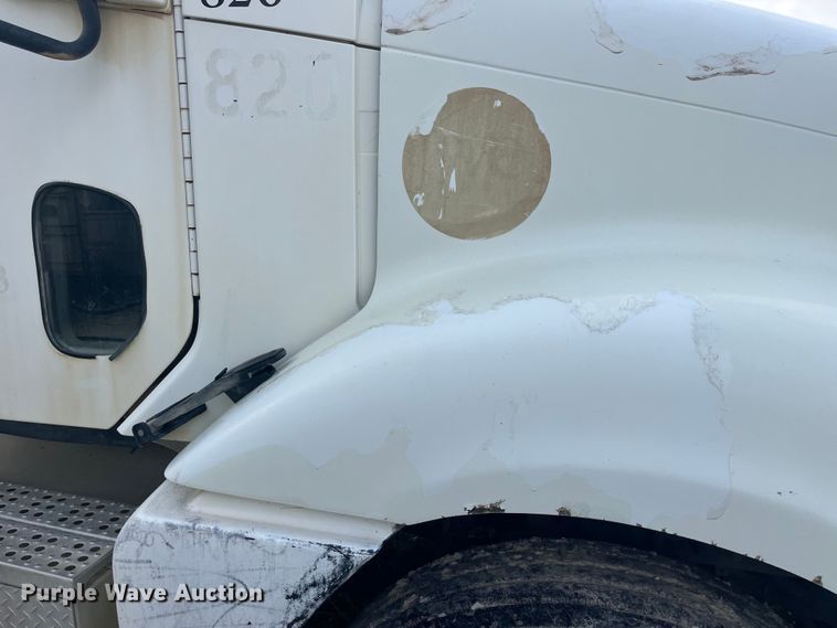 image for item EK8664 2003 Freightliner  Columbia semi truck