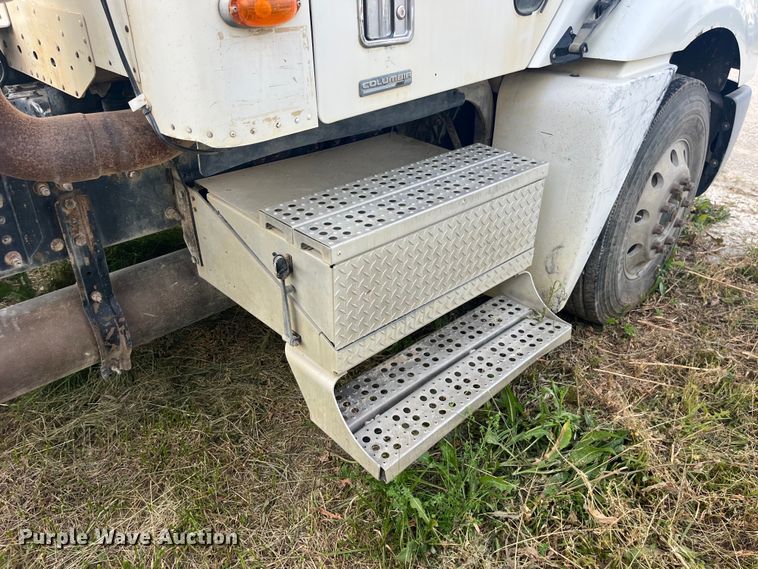 image for item EK8664 2003 Freightliner  Columbia semi truck