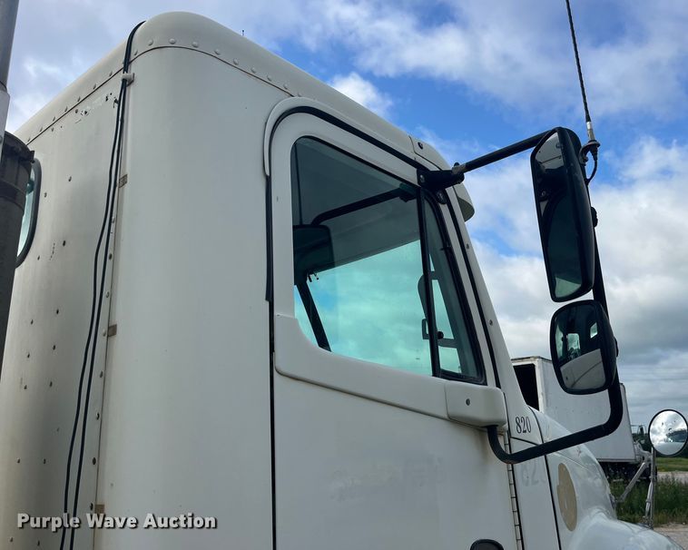 image for item EK8664 2003 Freightliner  Columbia semi truck