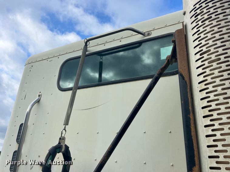 image for item EK8664 2003 Freightliner  Columbia semi truck