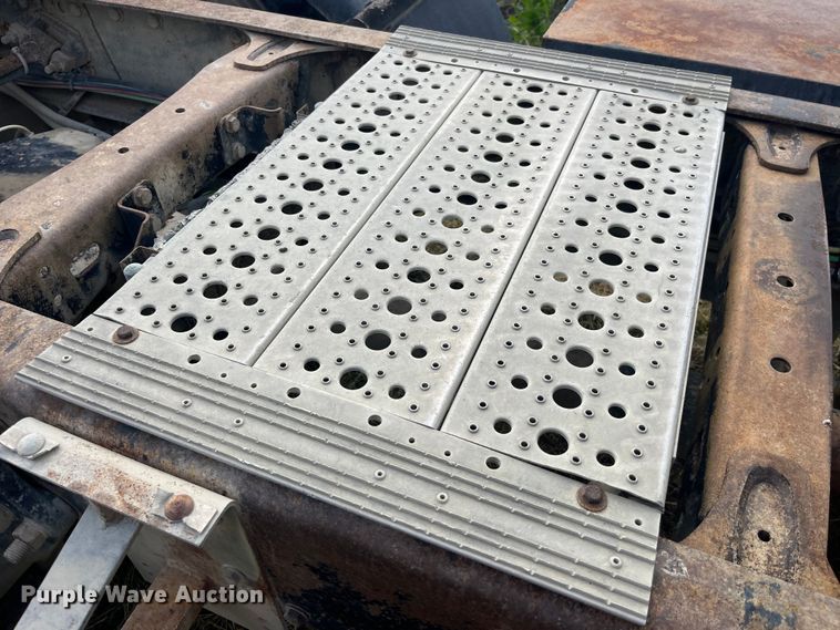 image for item EK8664 2003 Freightliner  Columbia semi truck