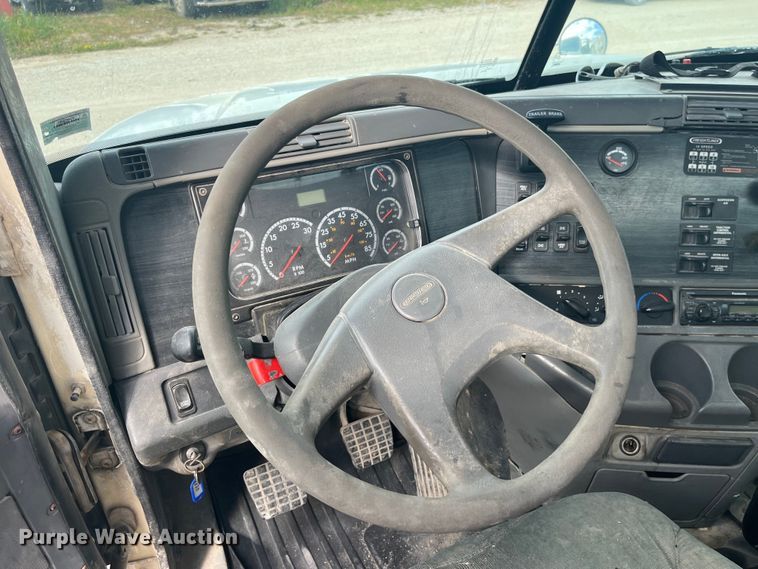 image for item EK8664 2003 Freightliner  Columbia semi truck