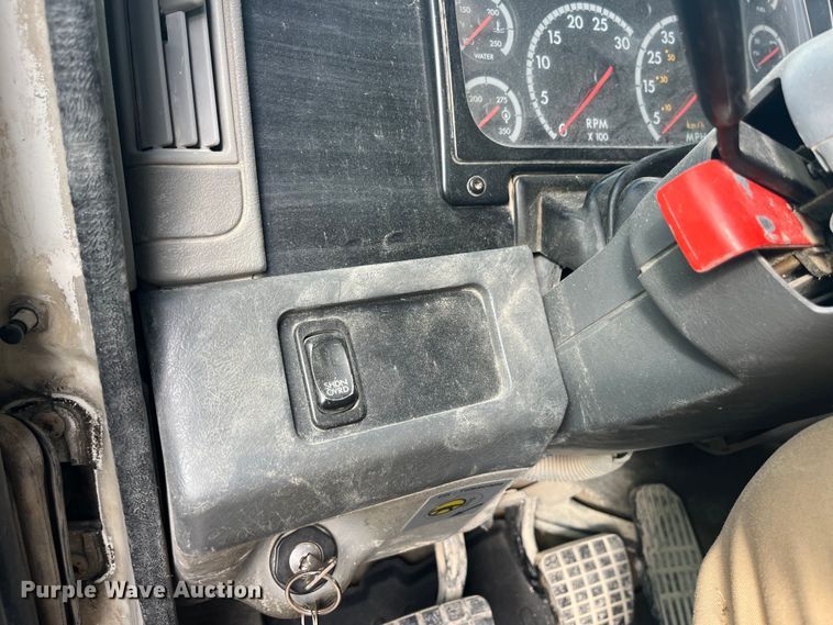 image for item EK8664 2003 Freightliner  Columbia semi truck