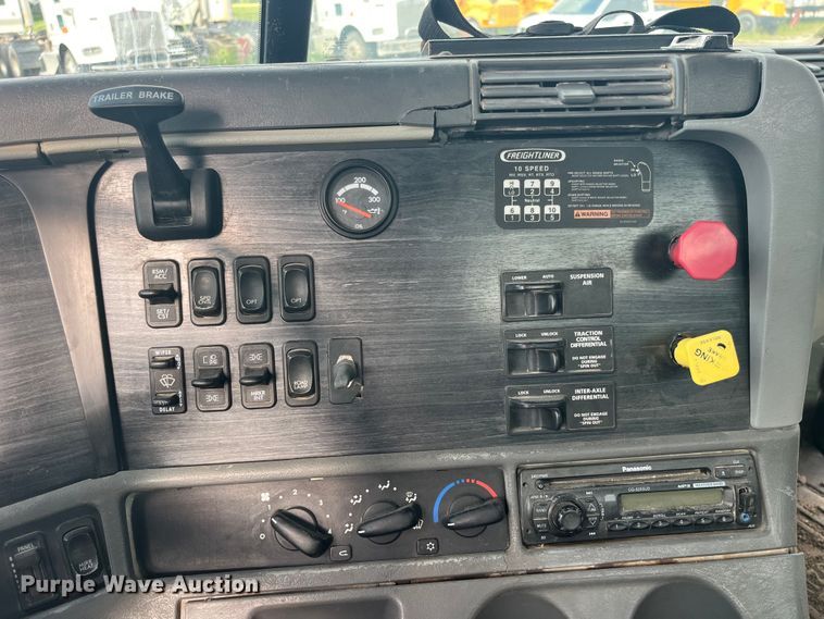 image for item EK8664 2003 Freightliner  Columbia semi truck