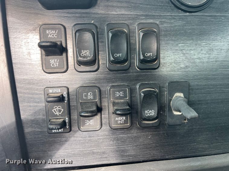 image for item EK8664 2003 Freightliner  Columbia semi truck