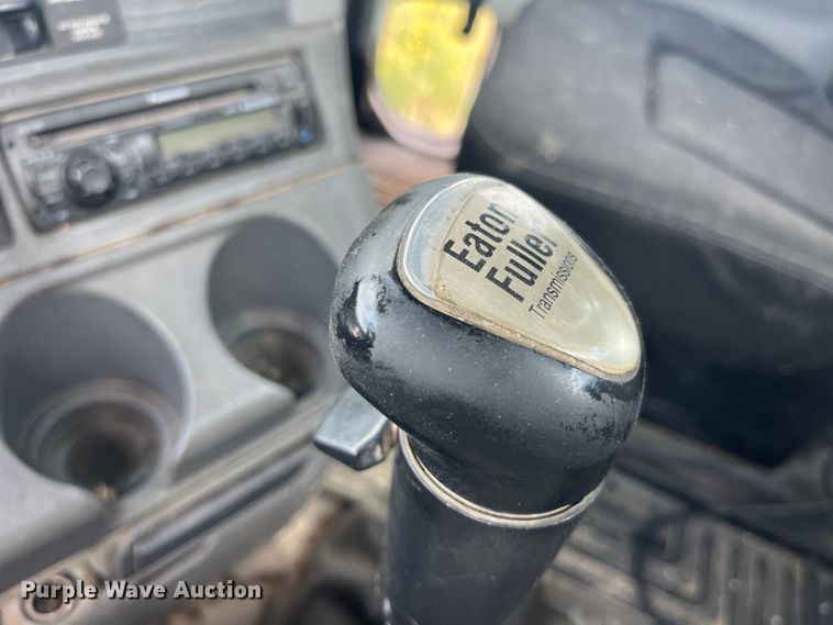 image for item EK8664 2003 Freightliner  Columbia semi truck