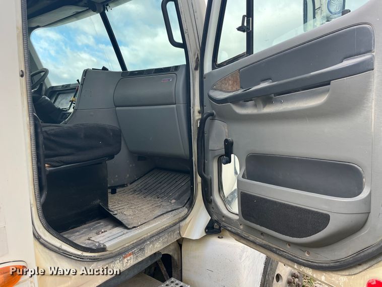 image for item EK8664 2003 Freightliner  Columbia semi truck