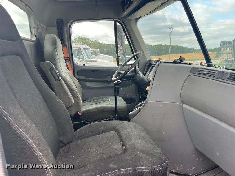 image for item EK8664 2003 Freightliner  Columbia semi truck