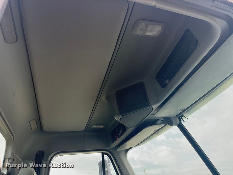 image for item EK8664 2003 Freightliner  Columbia semi truck