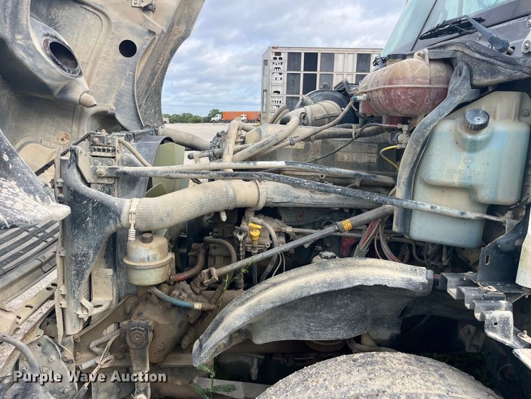 image for item EK8664 2003 Freightliner  Columbia semi truck