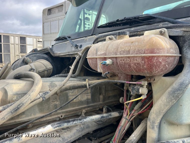 image for item EK8664 2003 Freightliner  Columbia semi truck