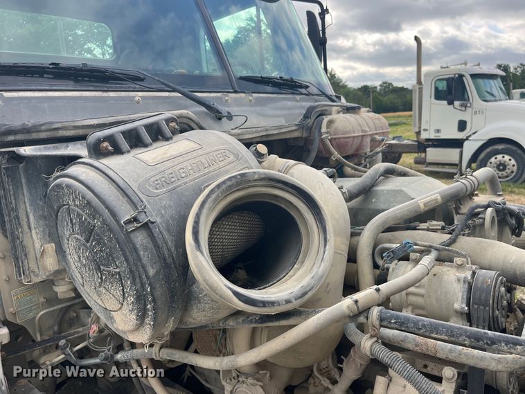 image for item EK8664 2003 Freightliner  Columbia semi truck