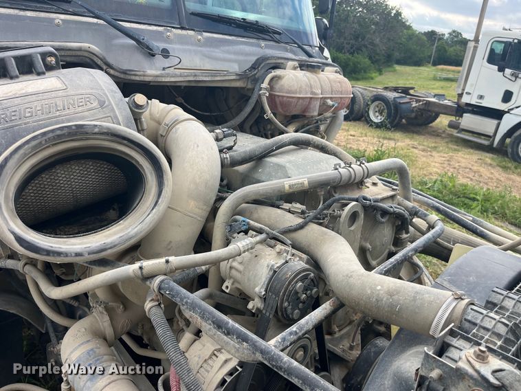 image for item EK8664 2003 Freightliner  Columbia semi truck