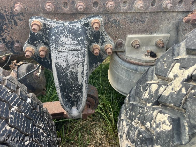 image for item EK8664 2003 Freightliner  Columbia semi truck