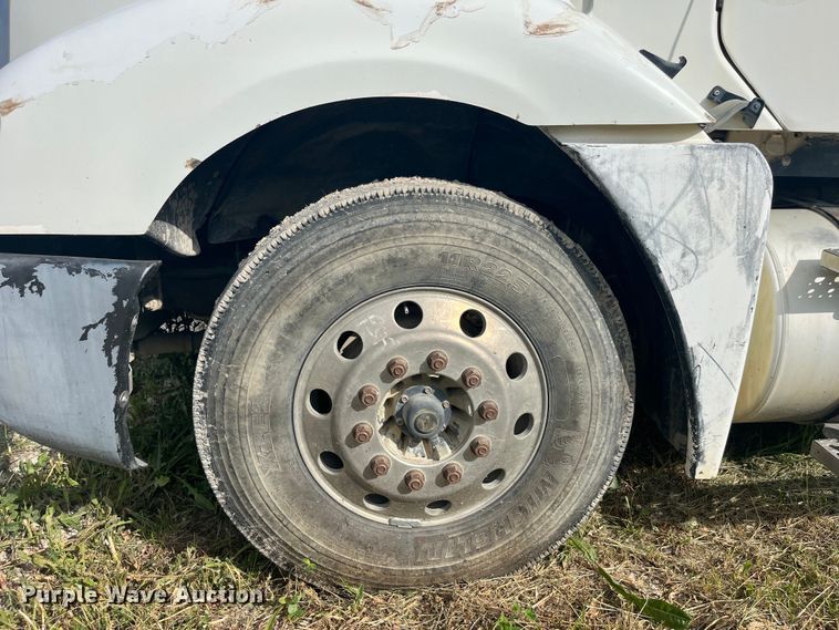 image for item EK8664 2003 Freightliner  Columbia semi truck