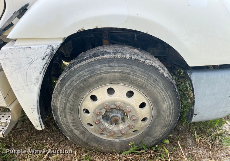 image for item EK8664 2003 Freightliner  Columbia semi truck