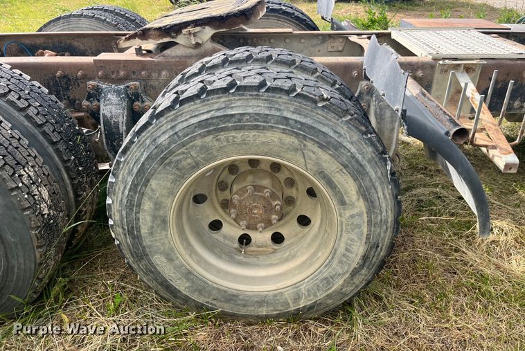 image for item EK8664 2003 Freightliner  Columbia semi truck