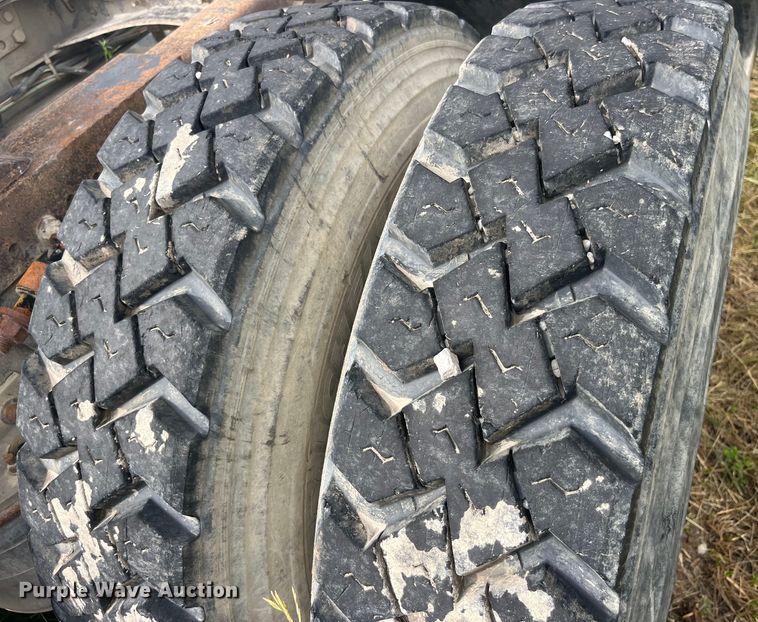 image for item EK8664 2003 Freightliner  Columbia semi truck