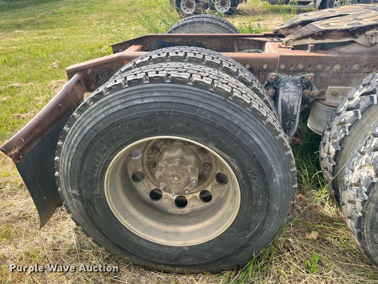 image for item EK8664 2003 Freightliner  Columbia semi truck