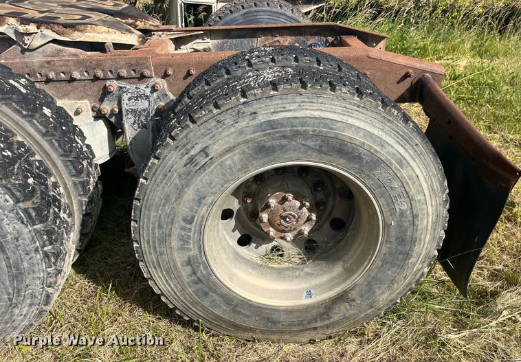 image for item EK8664 2003 Freightliner  Columbia semi truck