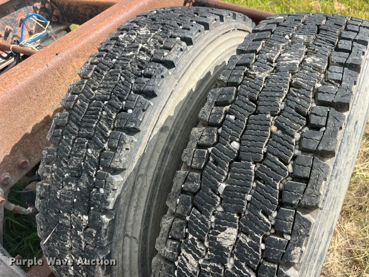 image for item EK8664 2003 Freightliner  Columbia semi truck