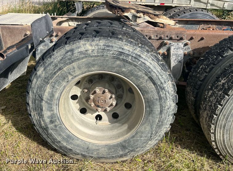 image for item EK8664 2003 Freightliner  Columbia semi truck