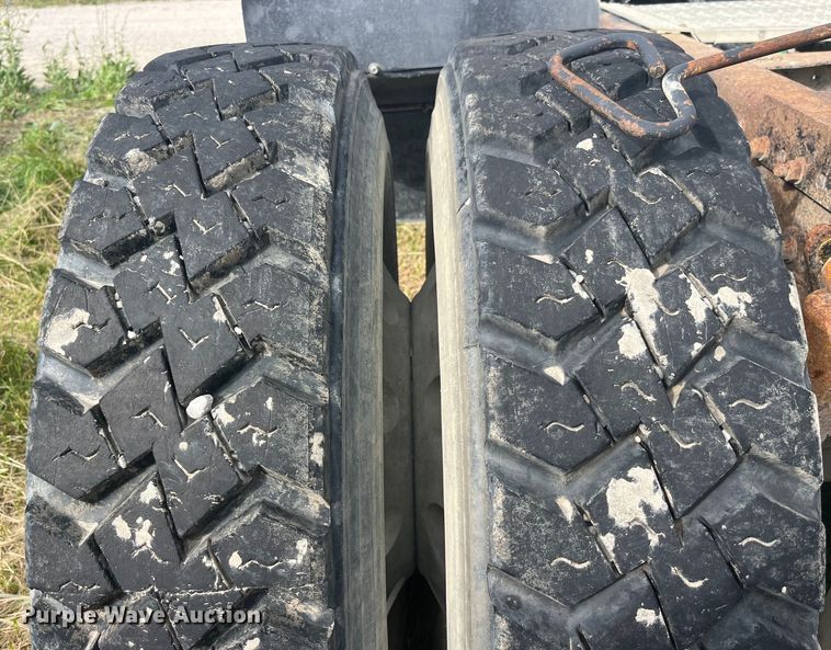 image for item EK8664 2003 Freightliner  Columbia semi truck