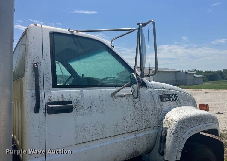 image for item EK8665 1999 GMC C6500 box truck