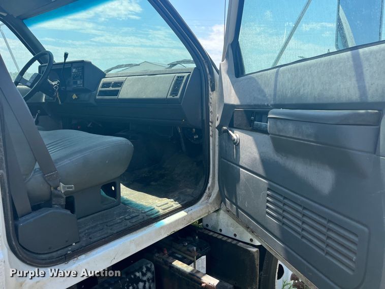 image for item EK8665 1999 GMC C6500 box truck