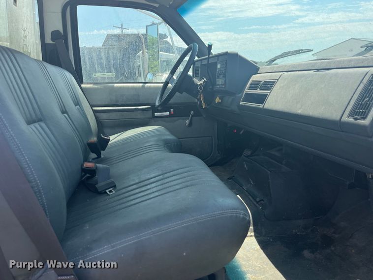 image for item EK8665 1999 GMC C6500 box truck