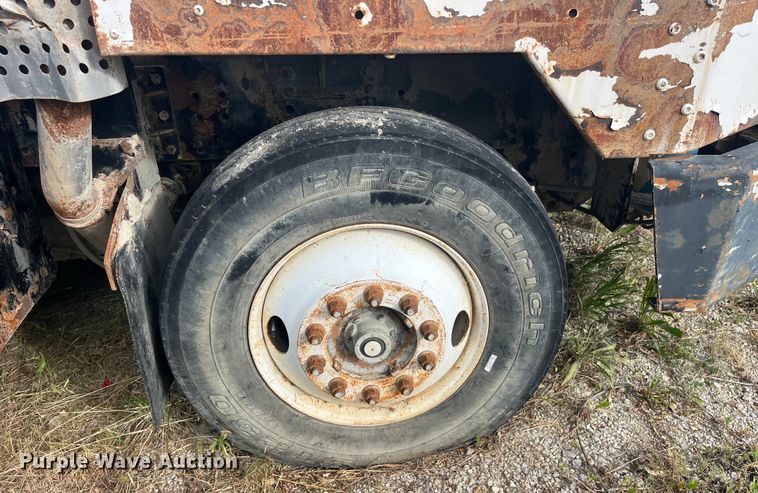 image for item EK8666 2011 Cargotec 4X2 yard truck