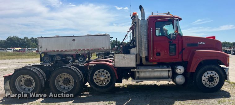 image for item EK8714 2006 Mack CHN613 semi truck