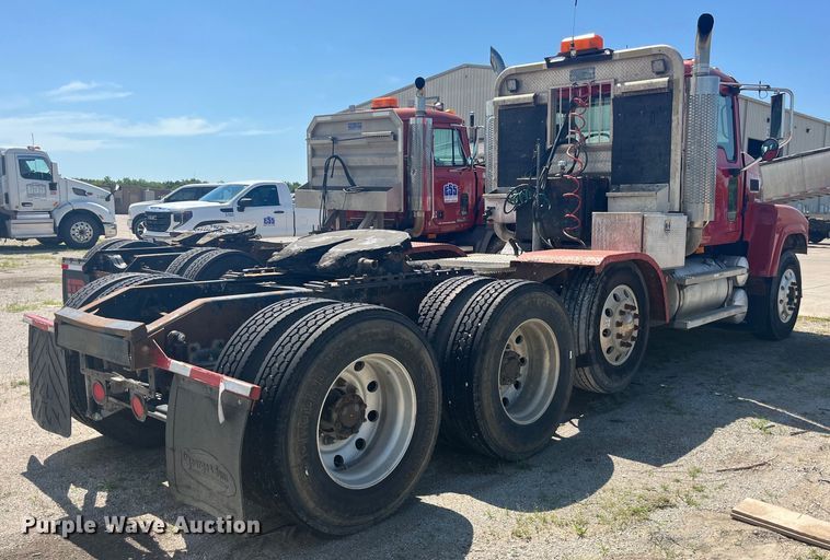 image for item EK8714 2006 Mack CHN613 semi truck