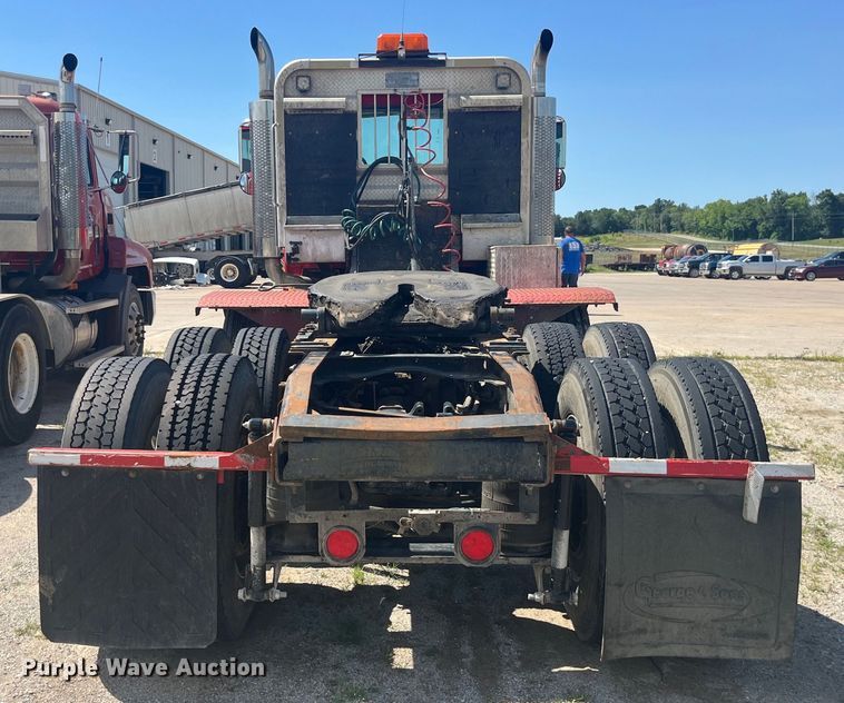 image for item EK8714 2006 Mack CHN613 semi truck