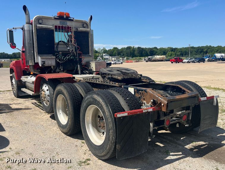 image for item EK8714 2006 Mack CHN613 semi truck