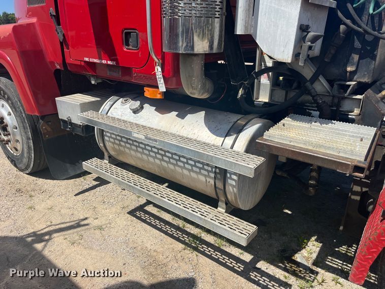 image for item EK8714 2006 Mack CHN613 semi truck